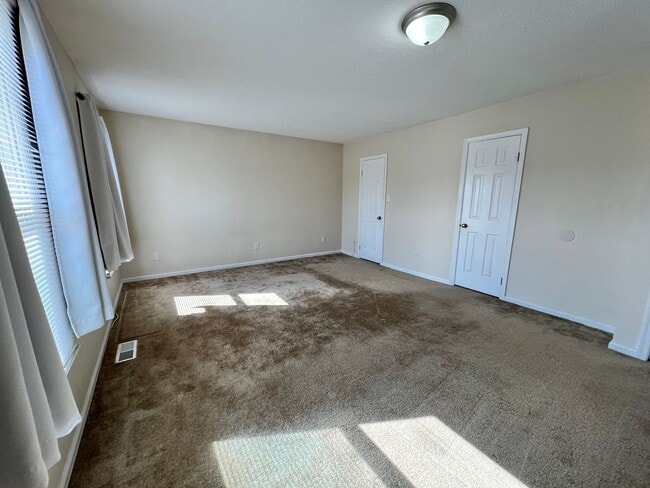 Building Photo - Spacious HOLLAND MEADOWS townhome
