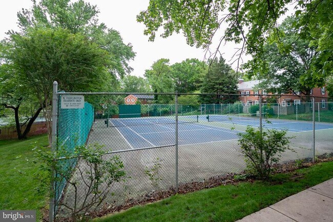 Building Photo - 989 S Buchanan St