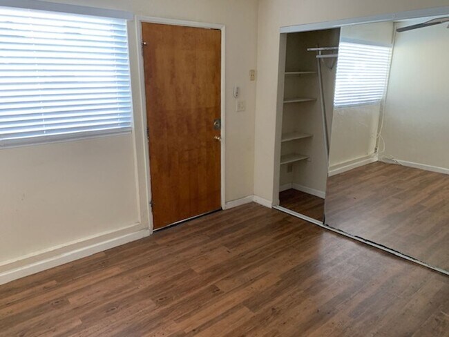 Building Photo - Updated 2BD/1BA Apartment with In-Unit Laundry + 2 Parking Spots - 1/2 Off Second Month's Rent