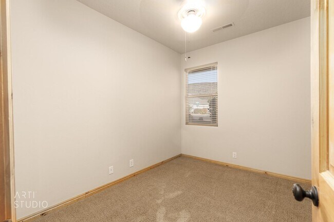 Building Photo - Shadow Mountain 3-Bedroom, 2-Bathroom Home...