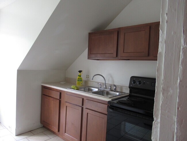 Building Photo - 829 Windham Ave