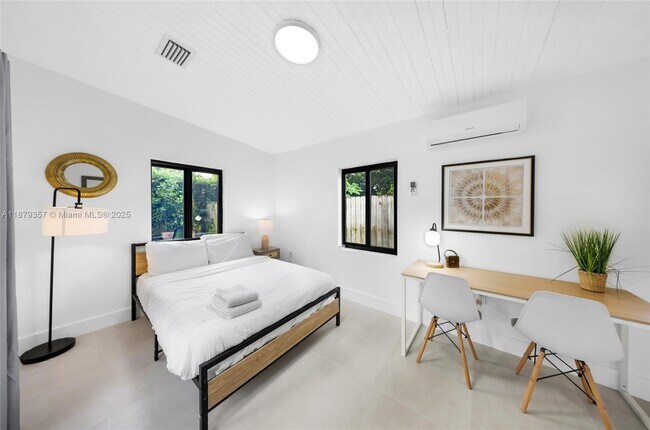 Building Photo - 260 NE 48th Terrace