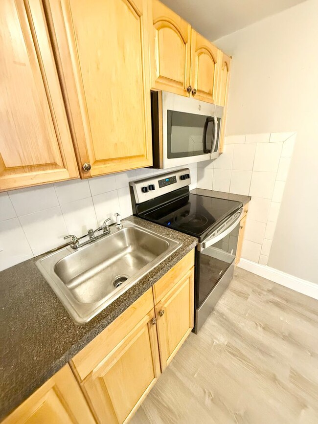 Building Photo - Newly Renovated 2 Bedroom with Off-Street ...