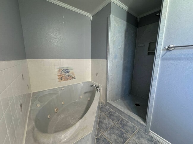 Building Photo - 2212 Phyllis Dr