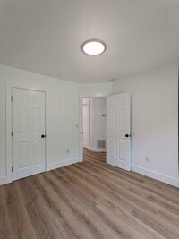 Building Photo - Black Mountain Rental!