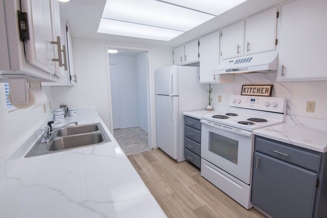 Building Photo - Updated 3 bedroom 1.5 bathroom duplex!