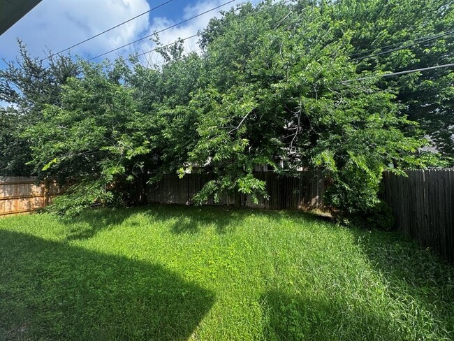 Building Photo - 304 Valona Loop