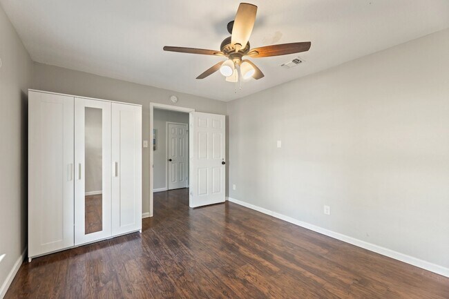 Building Photo - 8009 Northbrook Dr