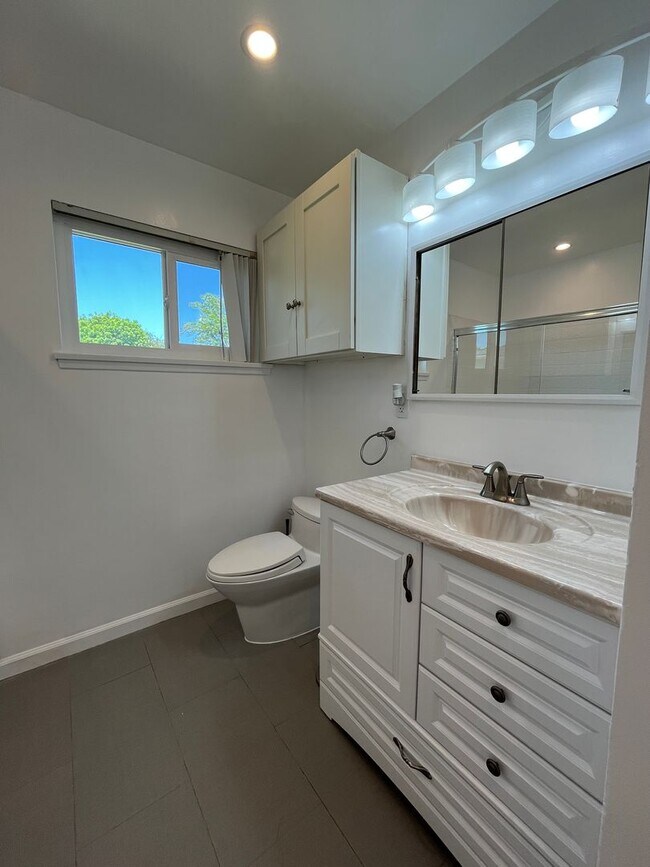 Building Photo - AVAILABLE NOW! Encino home w/all appliance...