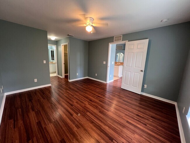 Building Photo - Charming 3-bedroom, 2-bath single-family home with a garage.