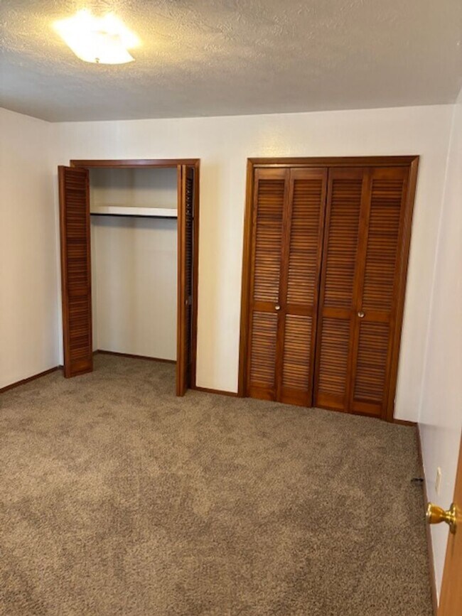 Building Photo - 2 BEDROOM 4- PLEX, NEWER FLOORING, FRESH PAINT, CLEAN AND QUIET.