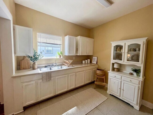 Building Photo - Charming Highland Park Duplex — Cozy City Living in the Heart of San Antonio