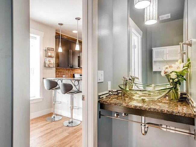 Building Photo - Charming End-Unit Townhome for Rent in Cur...