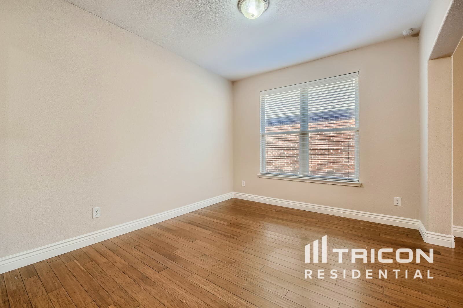 Building Photo - 1735 Oak Glen Dr