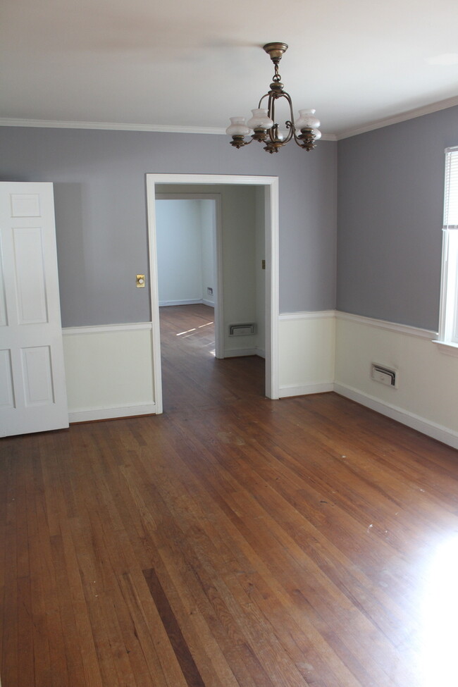 Building Photo - 3 Bed/2 Bath Home Right Next to Walker Gol...