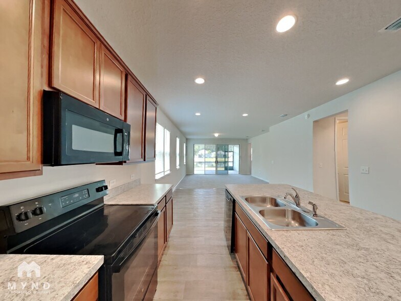 Building Photo - 2880 Alpin Dr