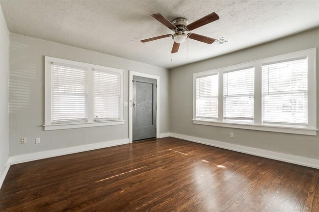 Building Photo - 2555 NW 20th St