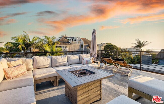 Building Photo - 5317 Pacific Ave