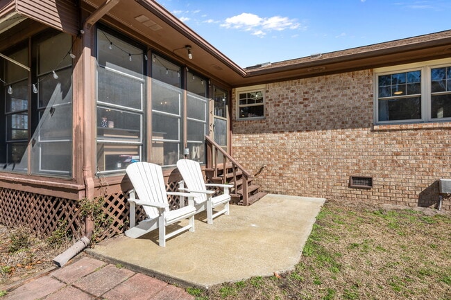Building Photo - 6115 Gondolier Dr
