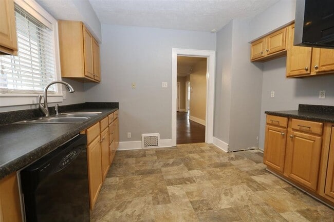 Building Photo - Updated 3 bedroom South Bend, IN Home