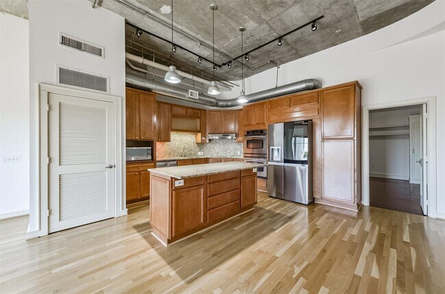Building Photo - 1616 Fountain View Dr