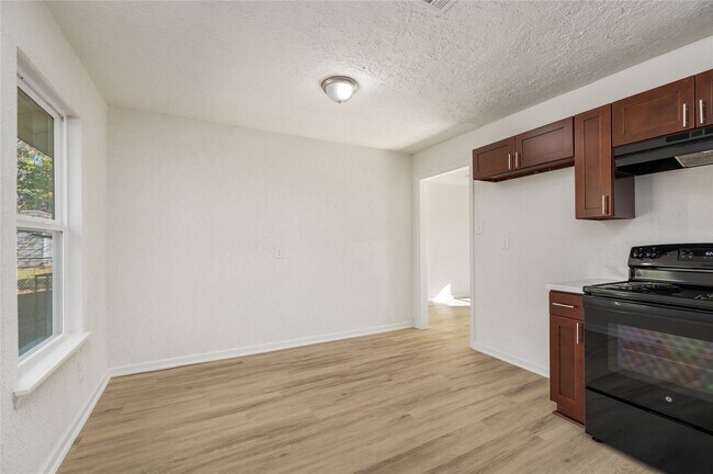 Building Photo - 5915 Beldart St