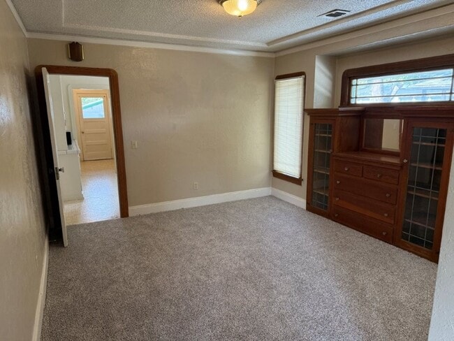 Building Photo - Rare 2 Bedroom Home Downtown Dixon *Star R...
