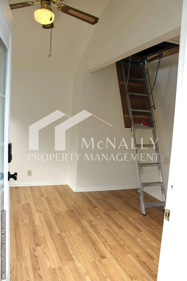 Building Photo - Bright 2 Bedroom 1 Bath Craftsman in Desir...