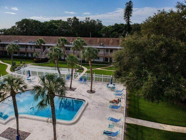Building Photo - 650 Pinellas Point Dr S
