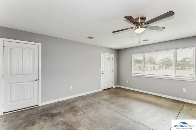 Building Photo - Westside duplex - 3 Bedroom 2 Bathroom  **...