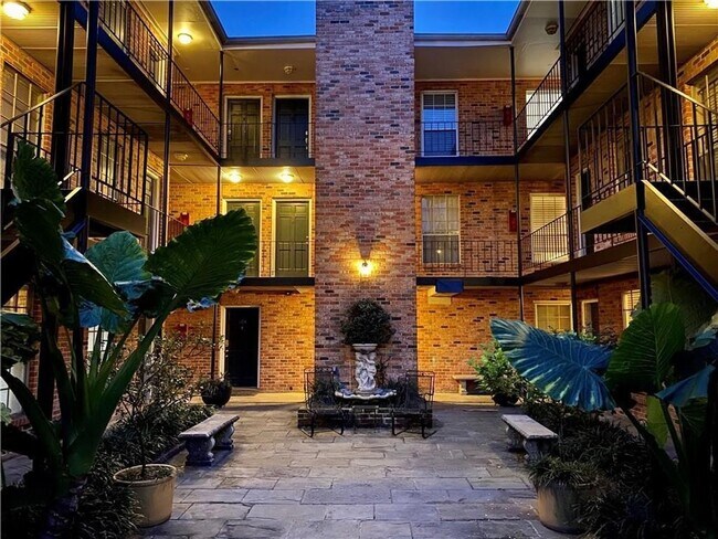 Building Photo - Gated Condo steps from Maple Street & St Charles!