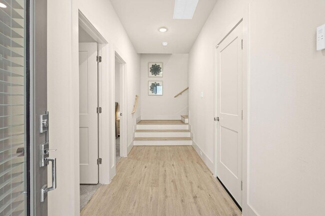 Building Photo - 1042 Homer St