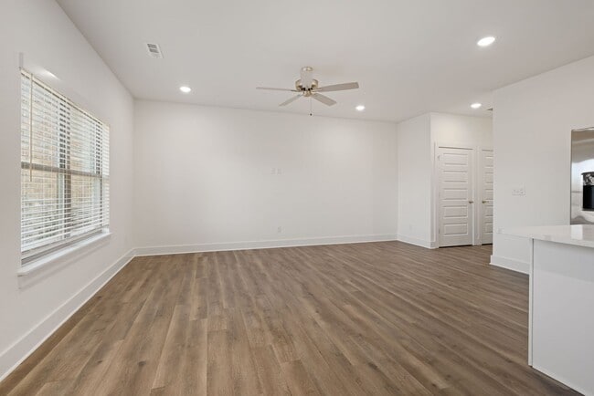 Building Photo - The Chateau at Been Road Villas 3 Bed, 2.5 Bath