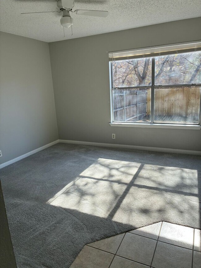 Building Photo - 2 bedroom 2 bath Duplex