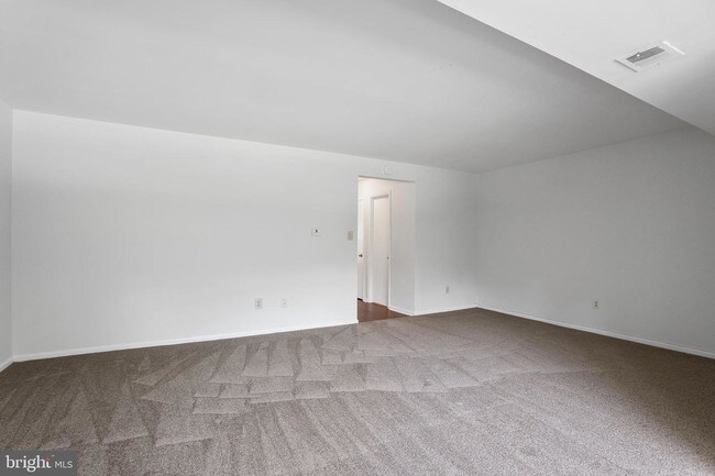 Building Photo - 8032 Lakecrest Dr