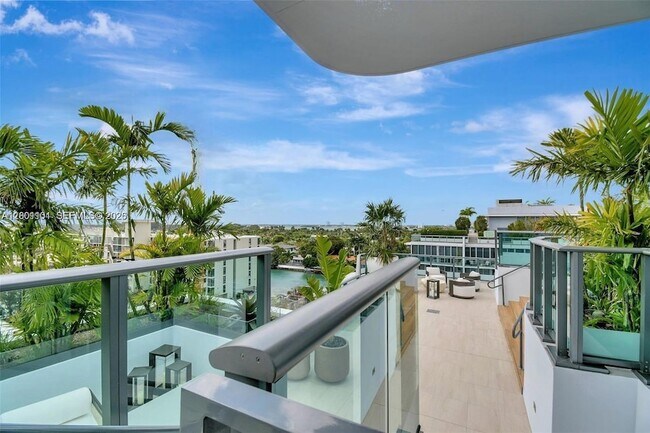 Building Photo - 9901 W Bay Harbor Dr