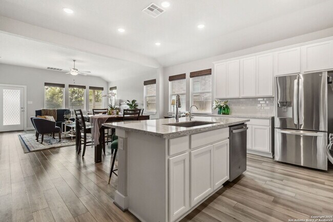 Building Photo - "Charming 3-Bedroom Home with 2 Full Baths and 1902 Sq Ft of Comfort in San Antonio!"