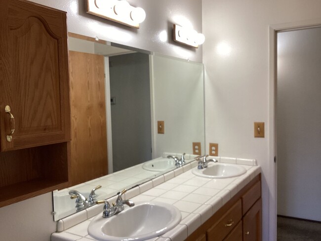 Building Photo - 1333 Pierce Dr