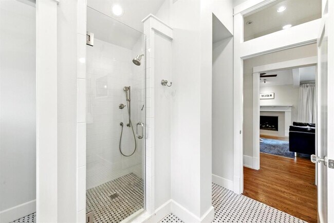 Building Photo - 1708 W 29th St