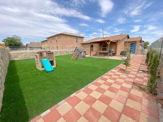 Building Photo - Northeast El Paso(Mesquite Hills 3bed with Refrig A/C and Solar Panels!