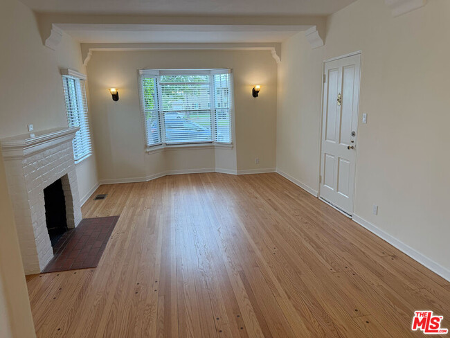 Building Photo - 617 W Glenoaks Blvd