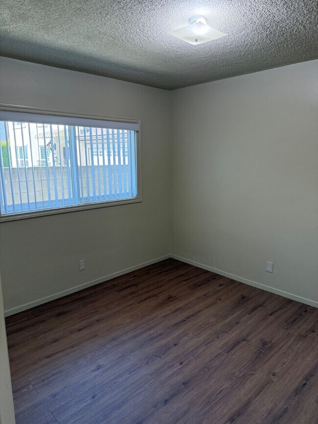 Building Photo - 307 N Curtis Ave