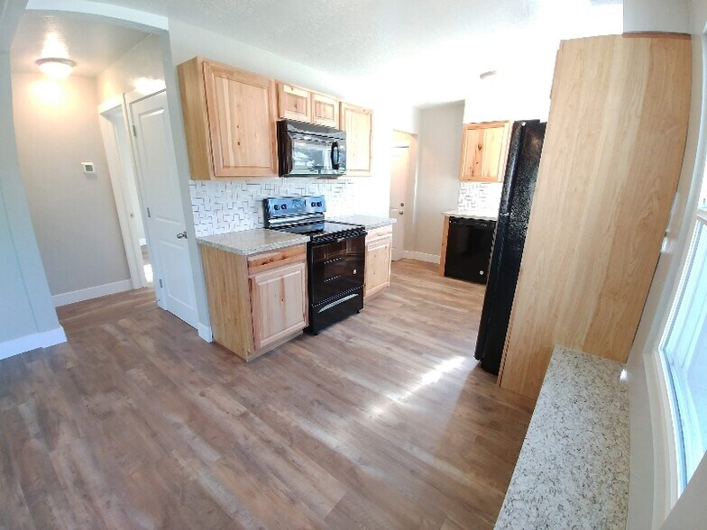 Building Photo - 383 E 400 N