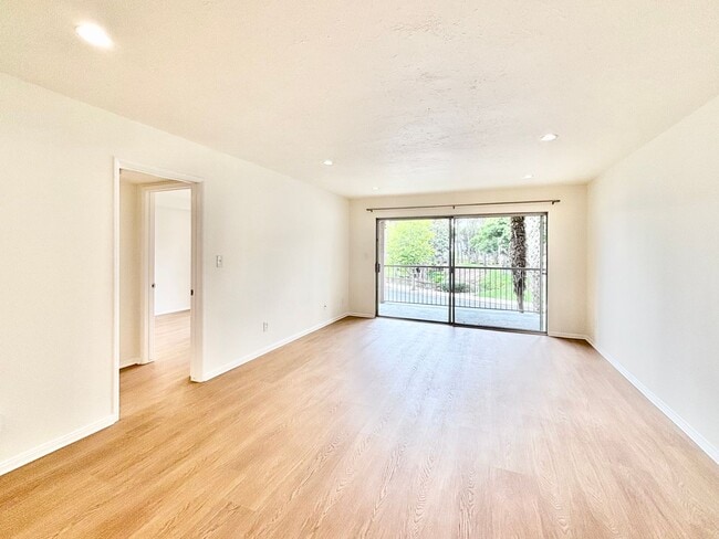 Building Photo - Bright 2 Bed 2 Bath | Surfside Community |...