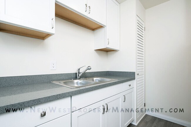 Building Photo - 557 22nd St