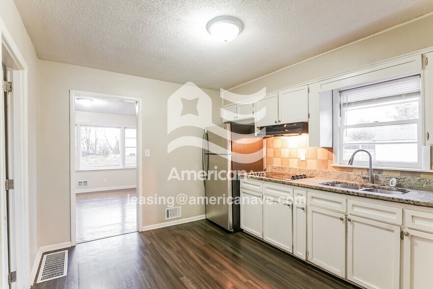 Building Photo - 1107 Ave I