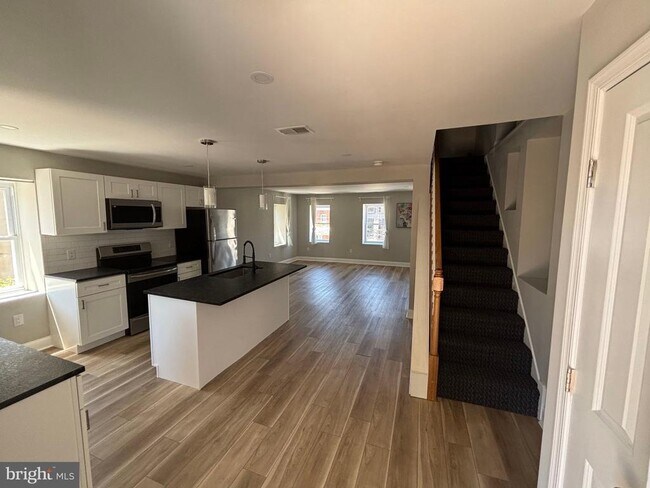 Building Photo - 5543 Ridge Ave