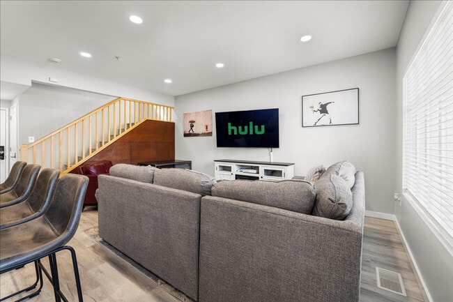 Building Photo - 502 S 15th St