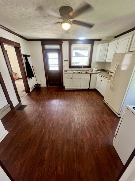 Kitchen - 221 Charlotte St NW