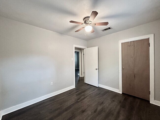 Building Photo - Charming Three Bedroom Home in a Highly Desirable Neighborhood